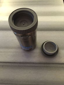 正在打开保温杯喝水