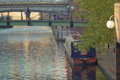 阳光洒满窗台的清晨