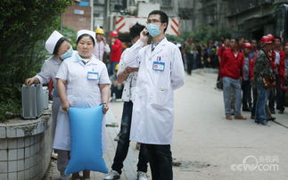 救援队伍在现场开展工作