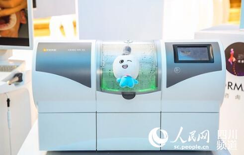 医生正在展示医美设备